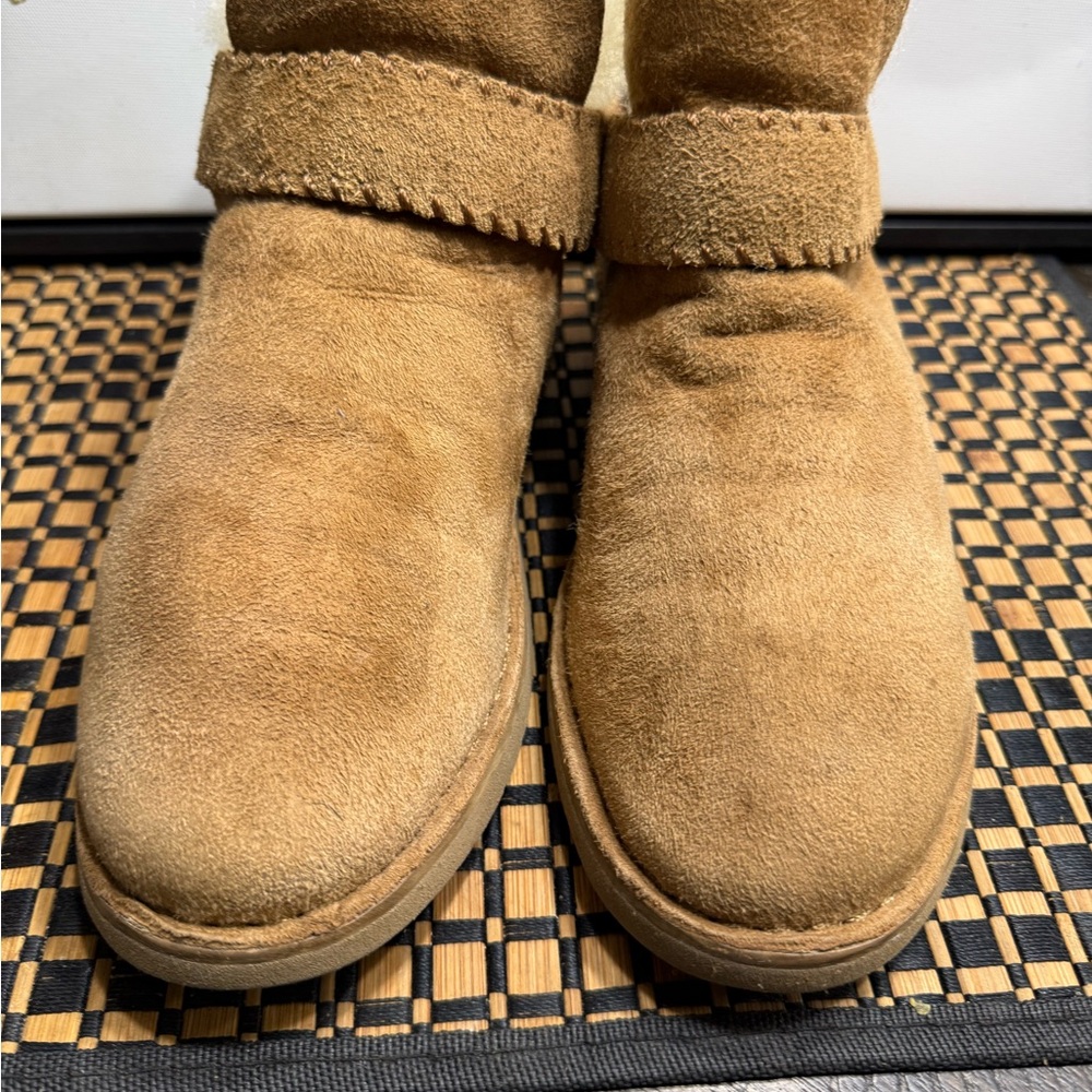 UGG Women’s McKay Boots        SZ 6.5- Box 14